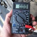 Checking the voltage stabilizer with a multimeter
